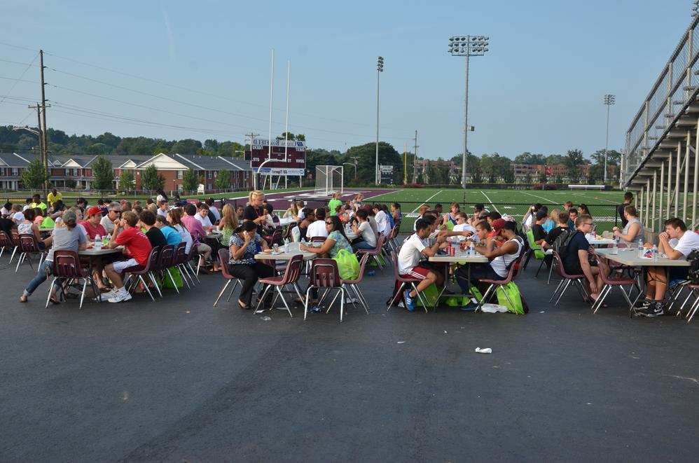 Many CU students decided to take a break form visiting booths and enjoy a meal. (Campbellsville University photo by Drew Tucker)